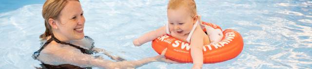 Mutter mit Baby beim Babyschwimmen im Pool