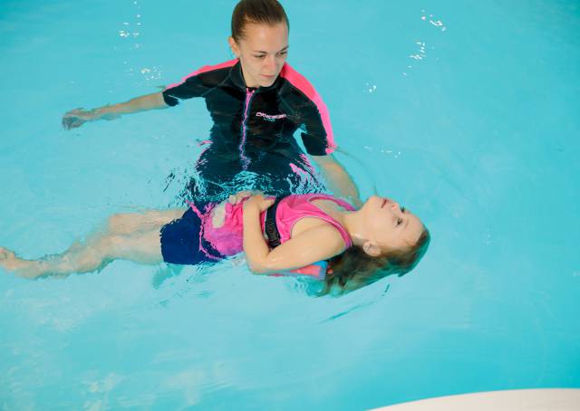 Kinderschwimmkurs mit Mädchen im Familotel Kaiserhof