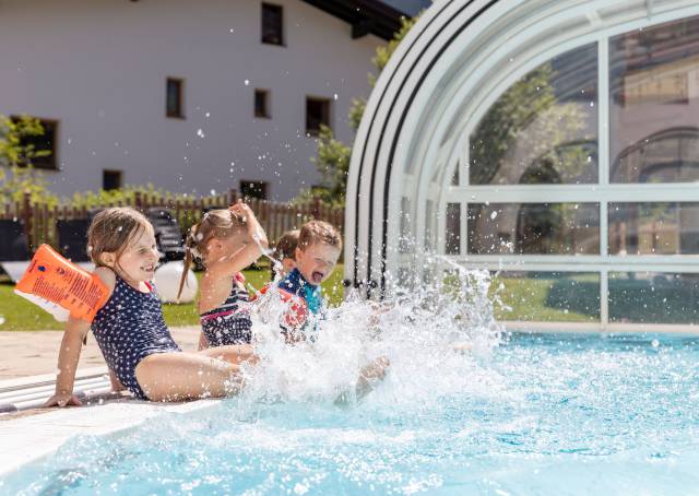 Children are playing in the pool