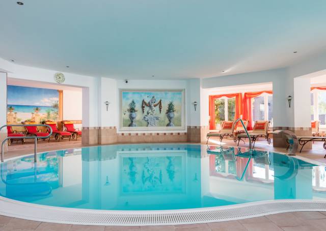 The indoor pool at Familotel Kaiserhof