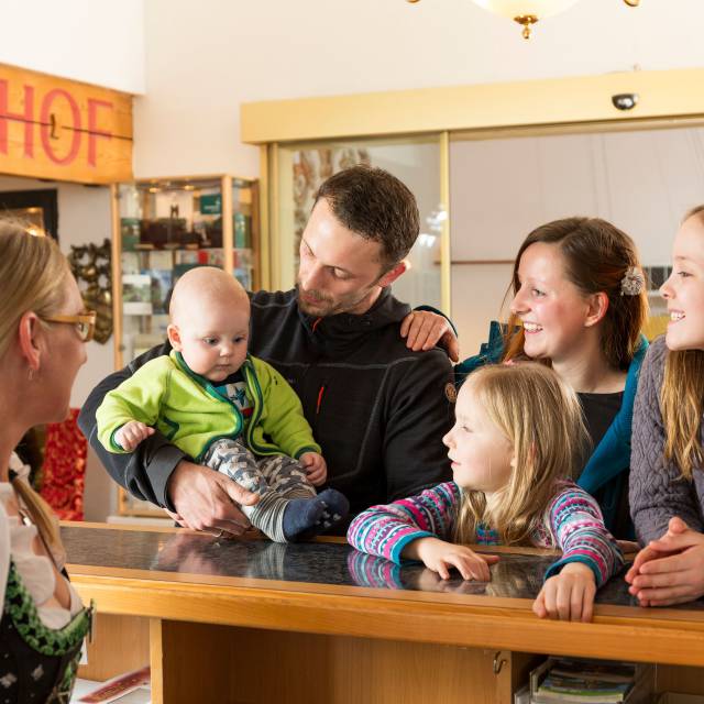 Family at check-in at the Familotel Kaiserhof in Tyrol