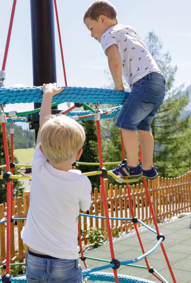 Kinder auf einem Klettergerüst