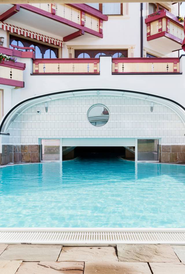 Außenbereich des Hotelpools vom Familotel Kaiserhof