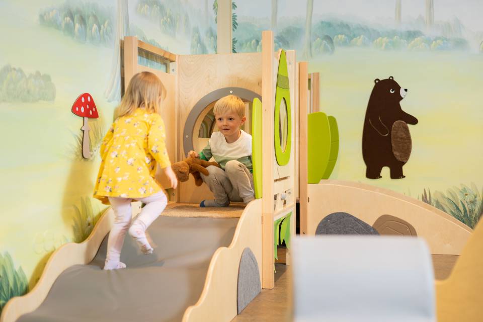 Kinder beim Spielen in auf dem Babyspielplatz