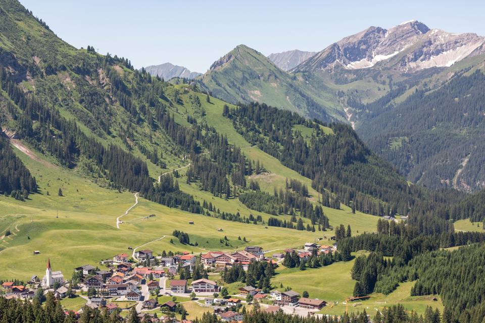 Panoramic view over the Familotel Kaiserhof in Berwang