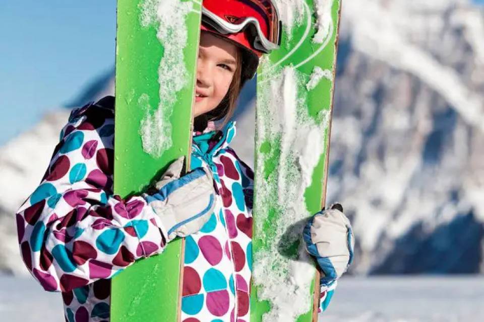 Child with skis in hand in the Zugspitz Arena