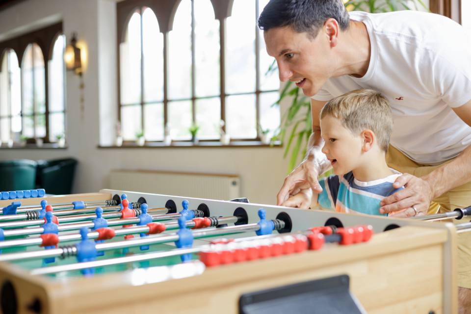 Vater und Sohn spielen Kicker im Hotel Kaiserhof