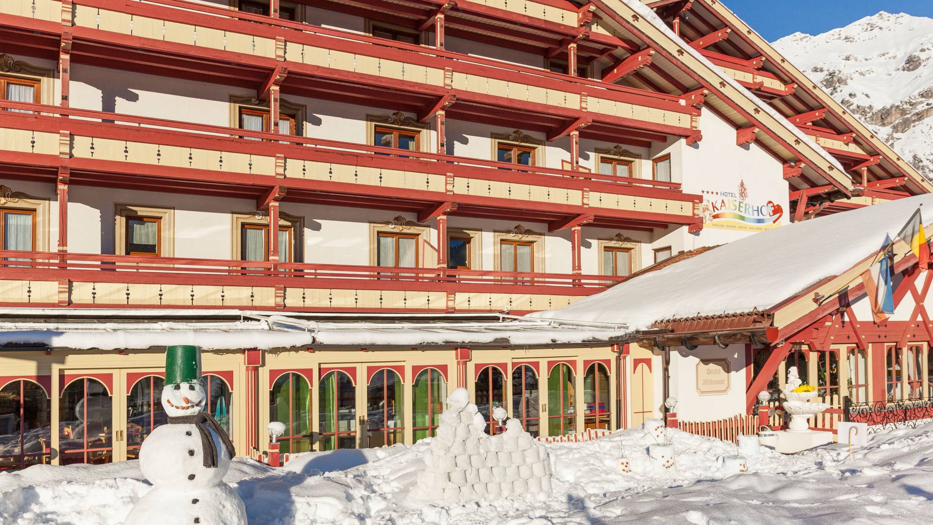 Außenansicht des Familotel Kaiserhof im Winter